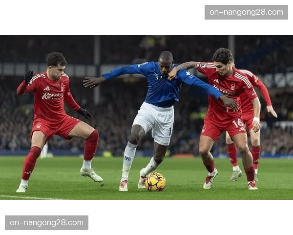 前瞻:埃弗顿迎战诺丁汉森林,一场事关保级的六分大战 前瞻:埃弗顿迎战诺丁汉森林,一场事关保级的六分大战