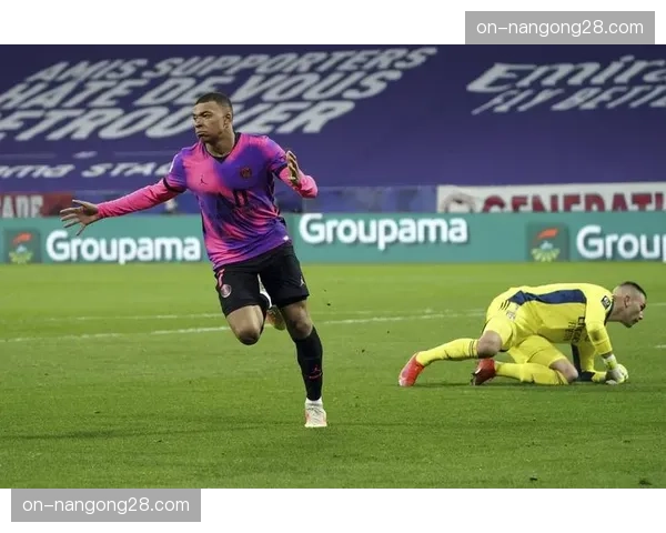 里程碑时刻：里昂门将安东尼-洛佩斯完成个人法甲第300次出场