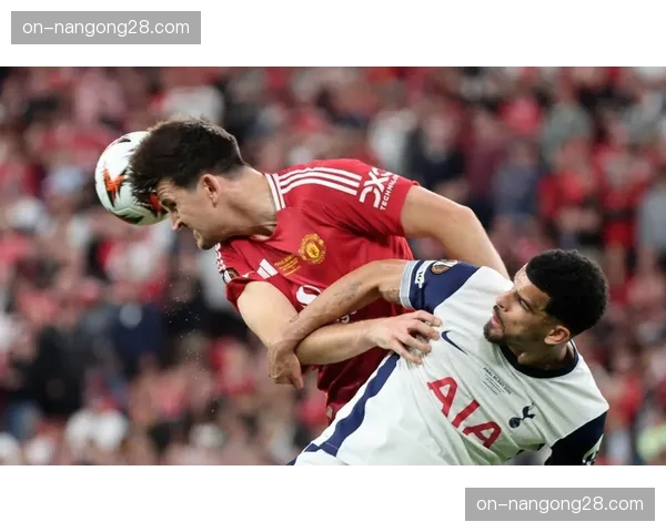 热刺队长罗梅罗对阵桑德兰时与门将金斯基相撞，膝盖受伤赛季报销